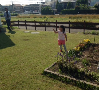 ＜広い芝生の庭に家庭菜園＞