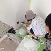 ＜奥さんも黙々と塗ってます＞