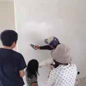 ＜プロから塗り方のレクチャー中＞