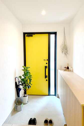 黄色い玄関扉