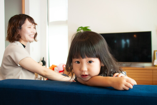 保育園の送迎について説明する春香さん